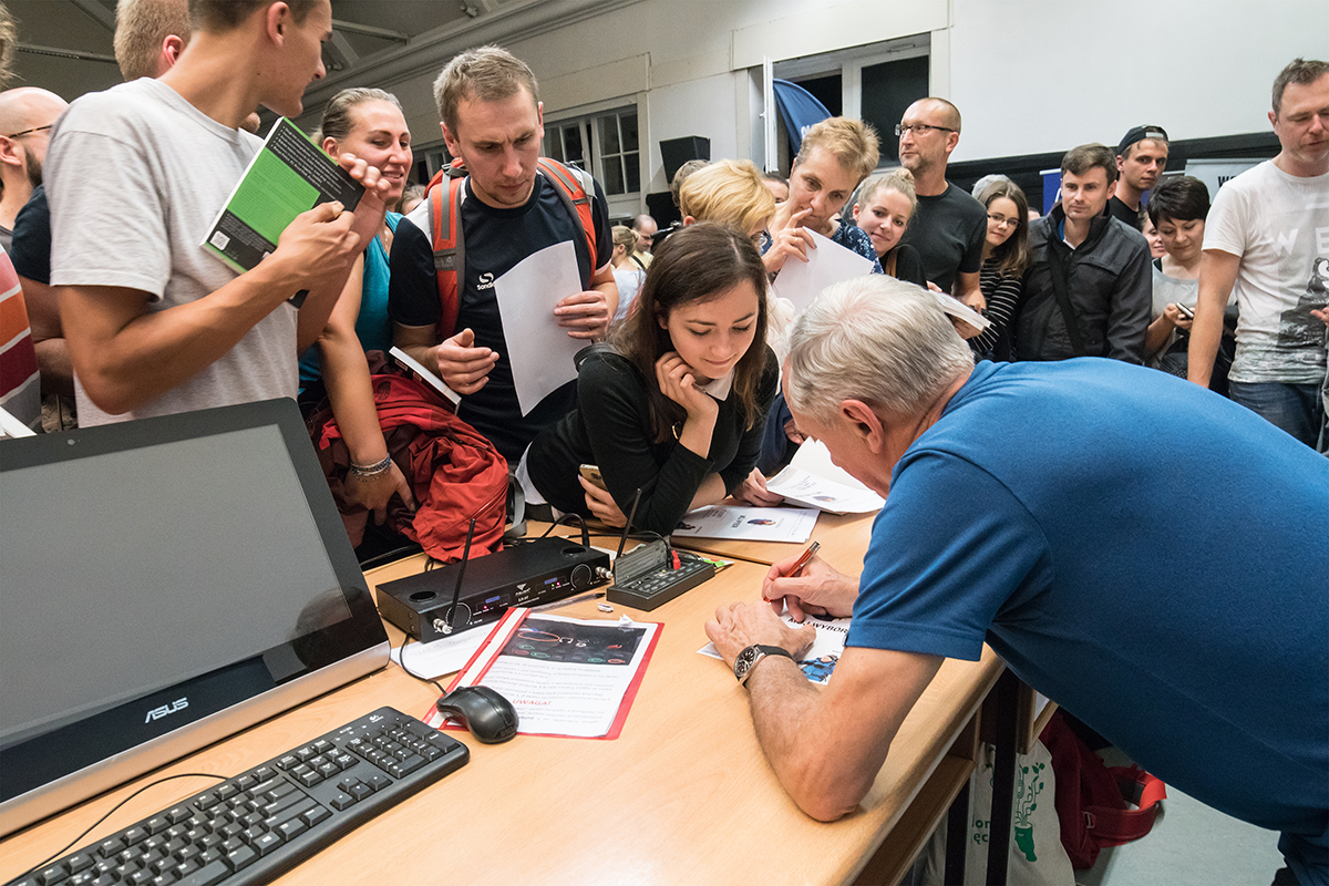 Krzysztof Wielicki rozdaje autografy