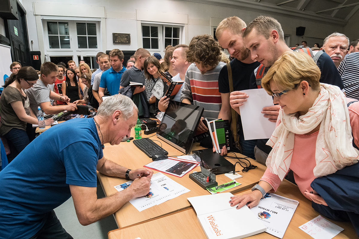 Krzysztof Wielicki rozdaje autografy