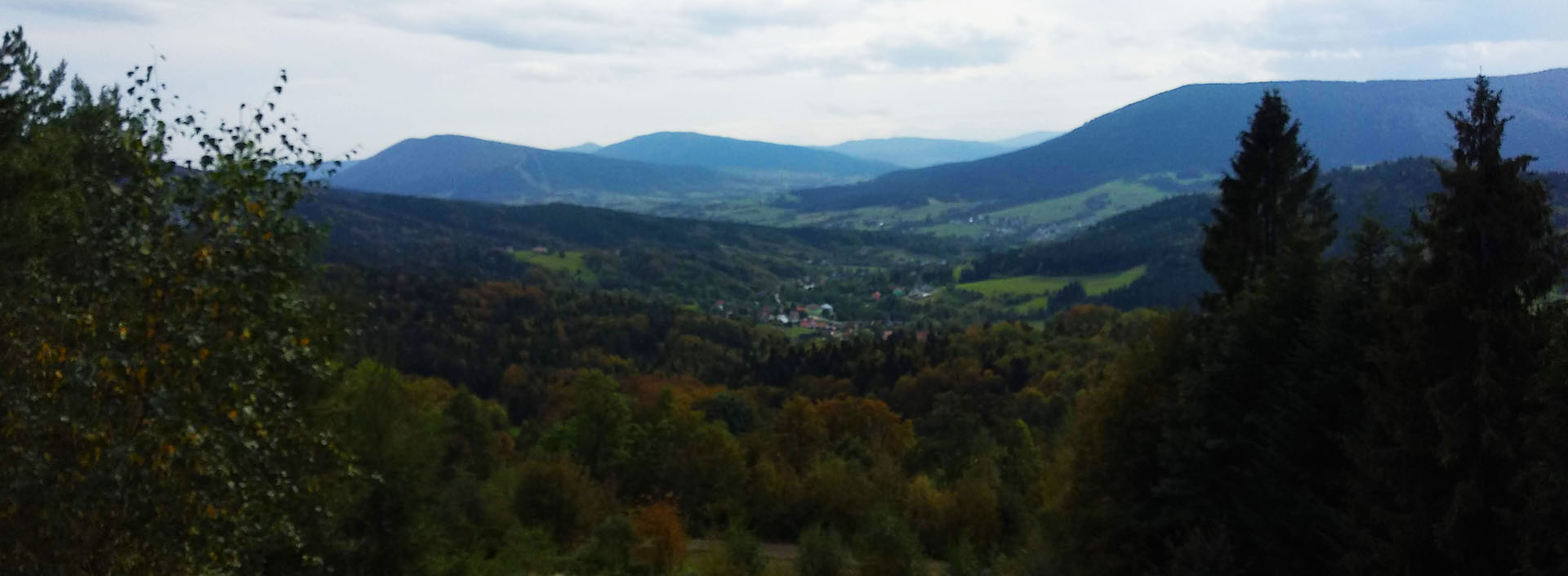 widok z czerwonego szlaku na Lubomir w stronę Beskidu Wyspowego