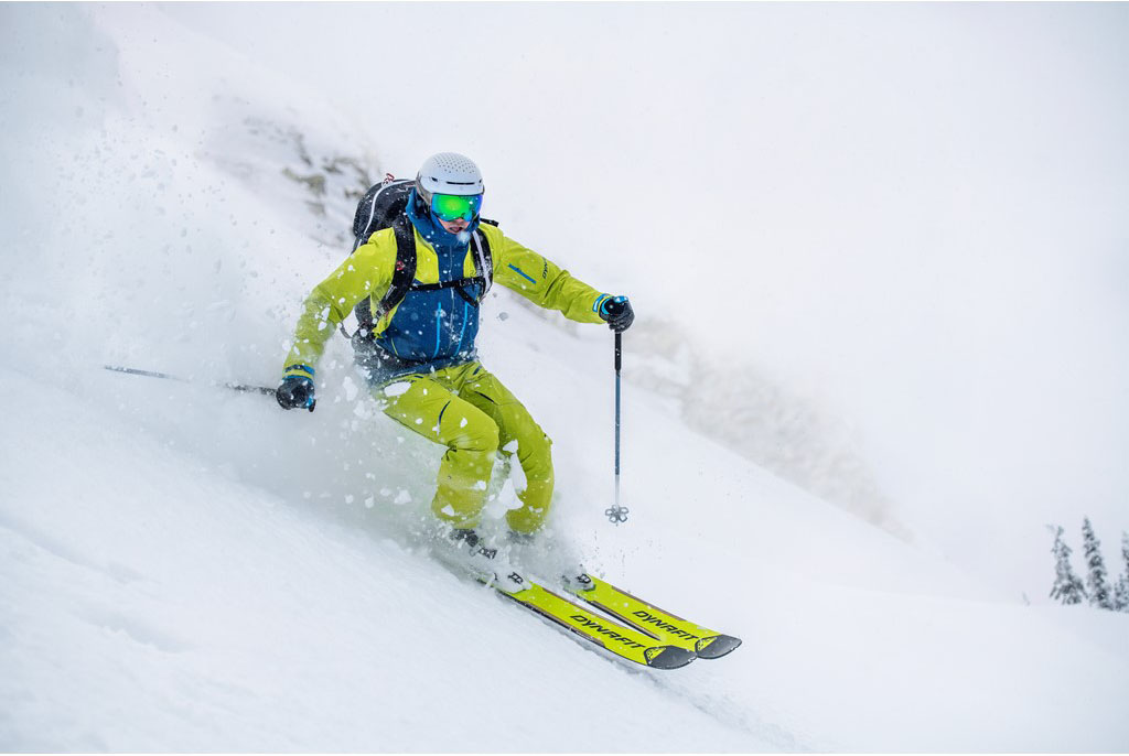 narciarz zjeżdżający po świeżym śniegu