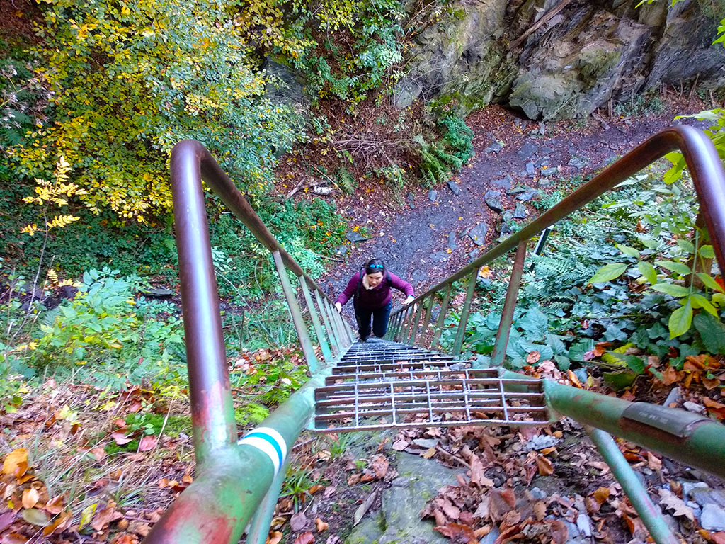 Kobieta wchodząca stalową drabinką w kamieniołomie