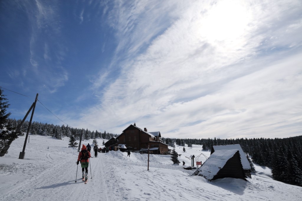 schronisko na śnieżniku zimą