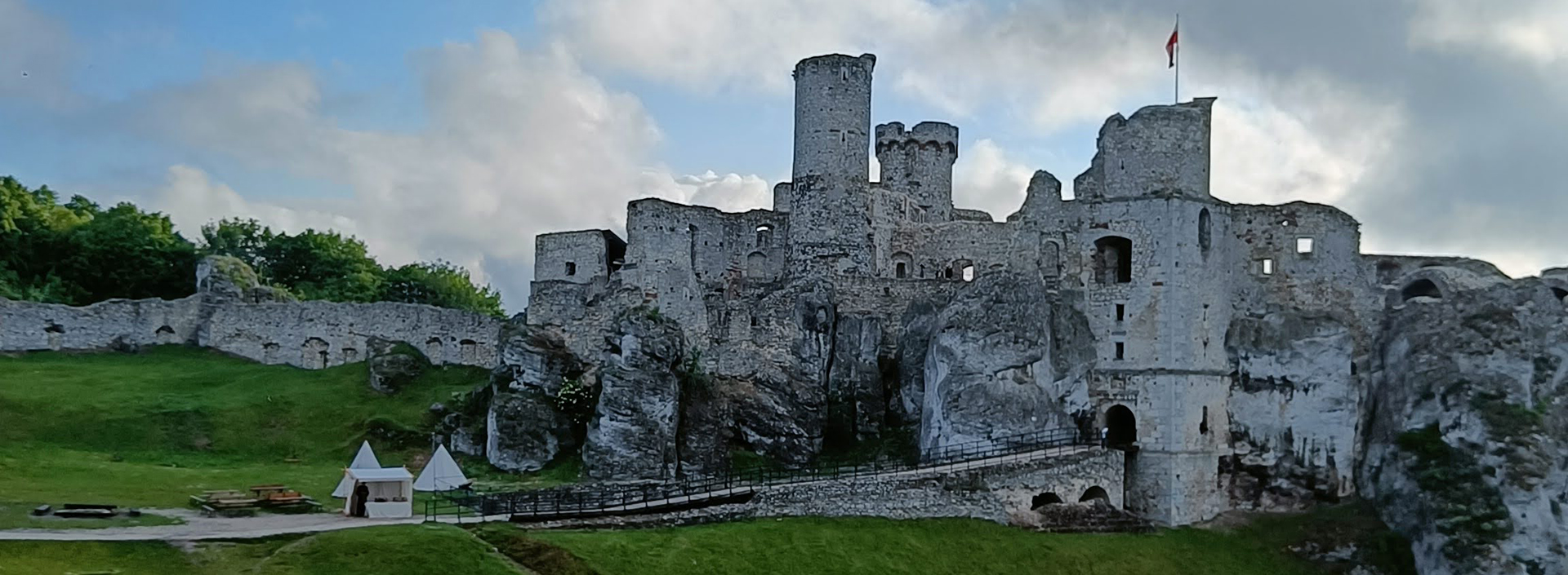 zamek ogrodzieniec w podzamczu