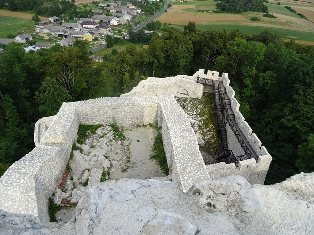 zamek orle gniazdo w Smoleniu, widok z wieży na dziedzińce zamkowe