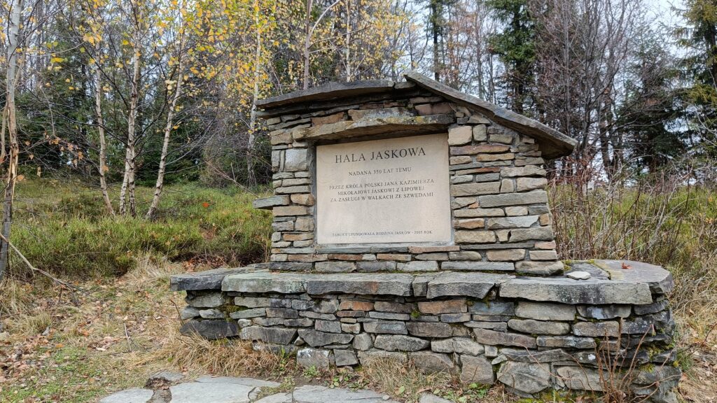 kamienny monument z tabliczką pamiątkową o nadaniu hali jaskowej
