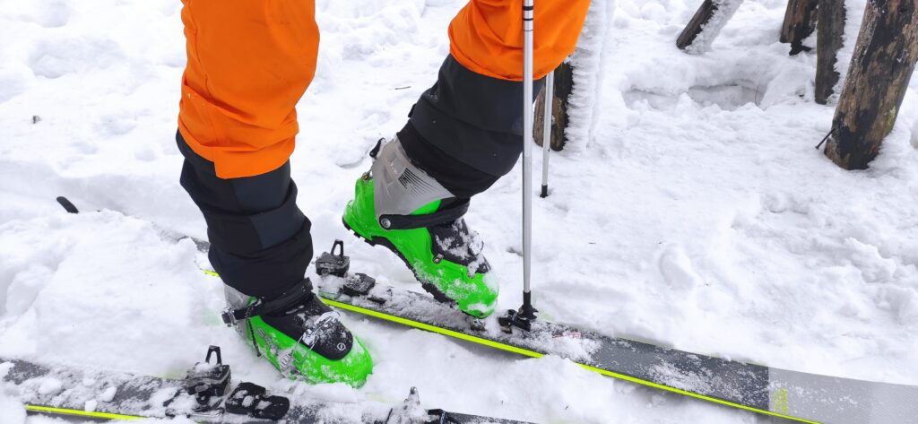skiturowiec wpinający buty w wiązania