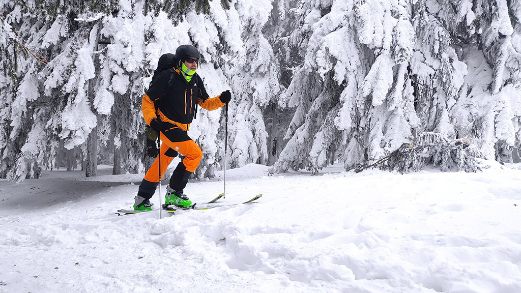 skiturowiec podchodzący na nartach na płaskim zboczu