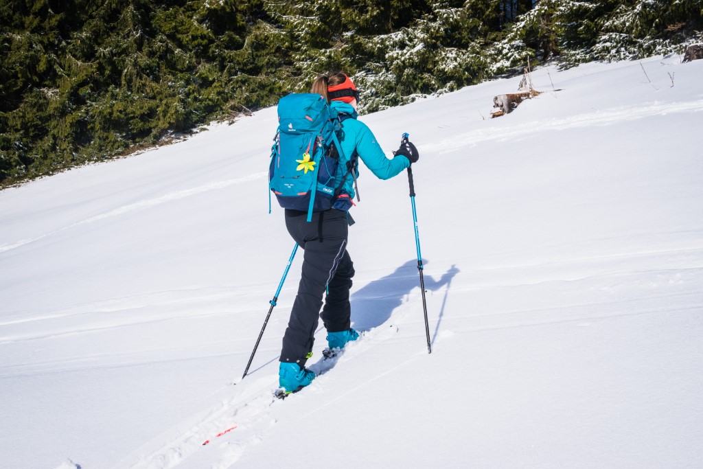 kobieta na nartach skiturowych testuje kije skiturowe volven