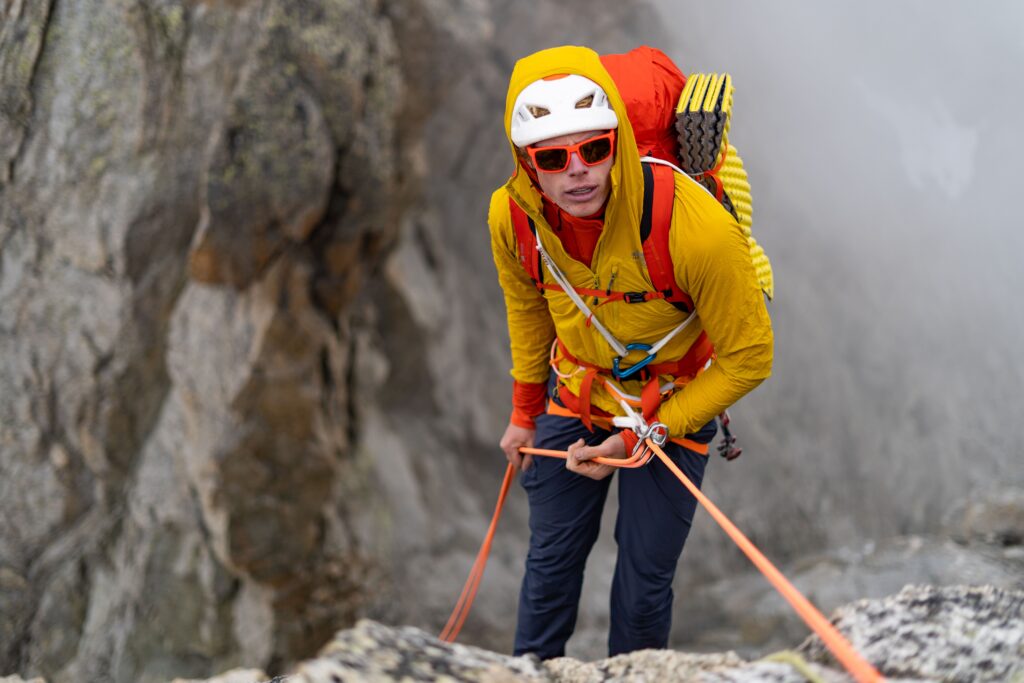 wspinacz w kurtce softshell mountain equipment