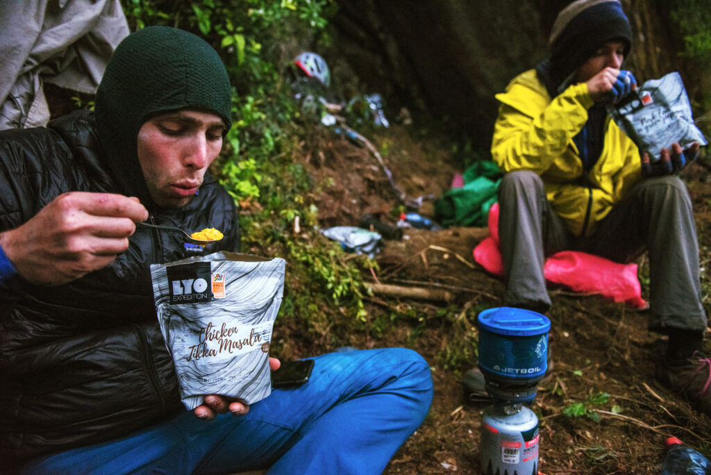 dwaj mężczyźni jedzą posiłki lyo expedition