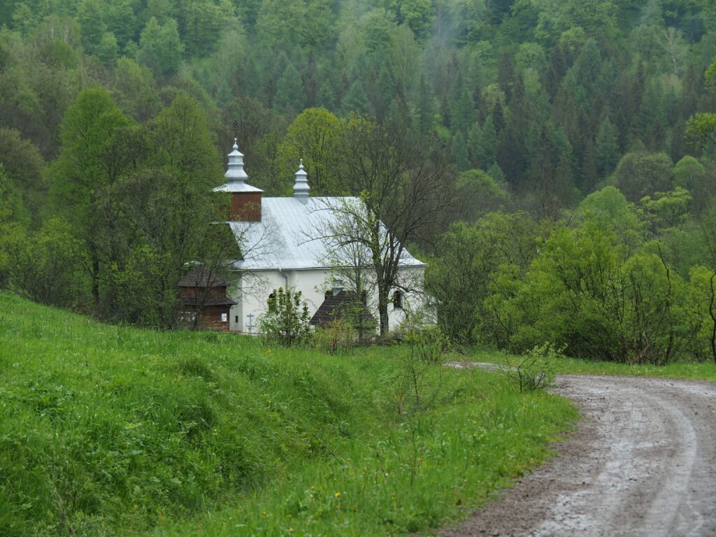 bieszczady dolina łopienki kościółek