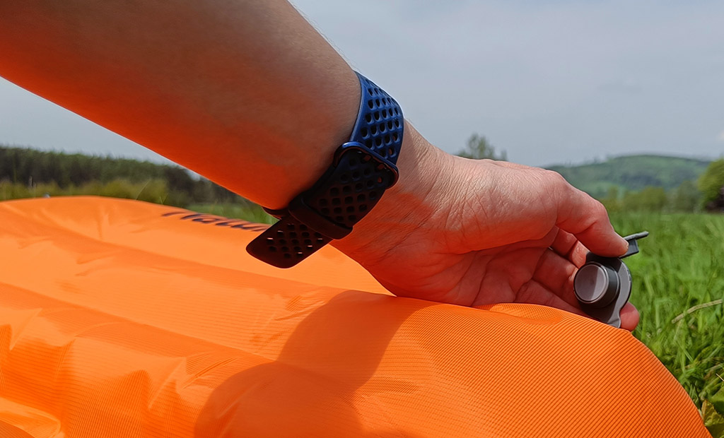 ręka otwiera zawór wypuszczający powietrze z materaca