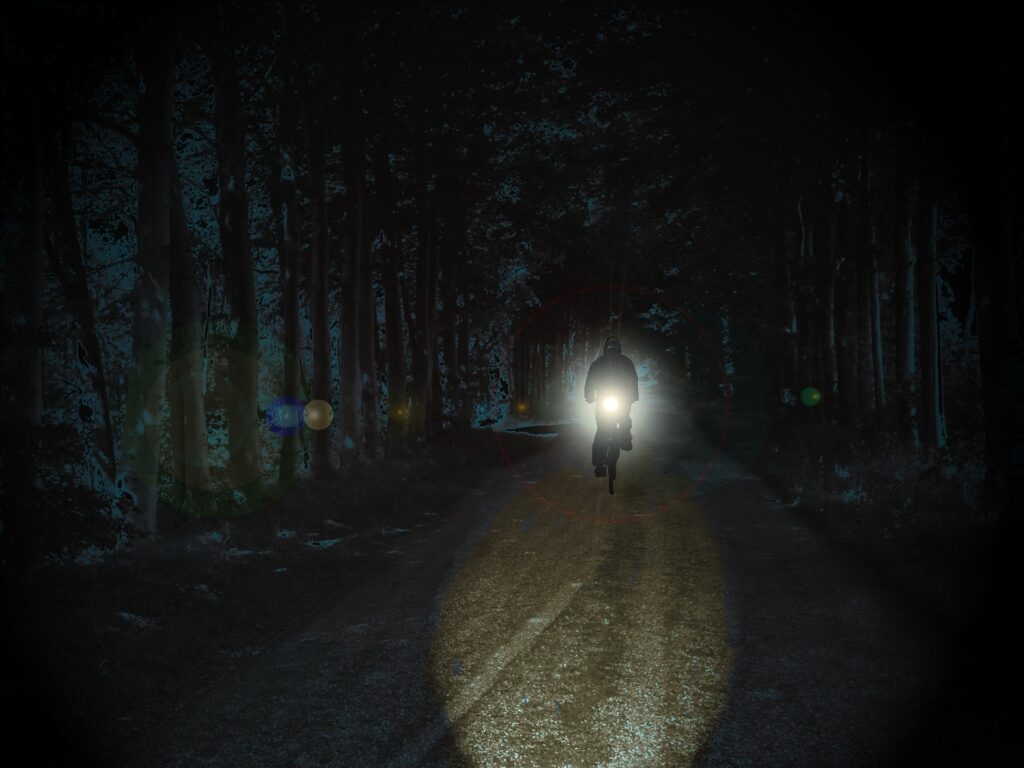 jazda rowerem po ciemku z lampką
