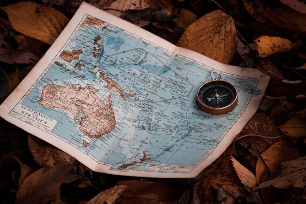 kompas i mapa, zabawa w geocaching
