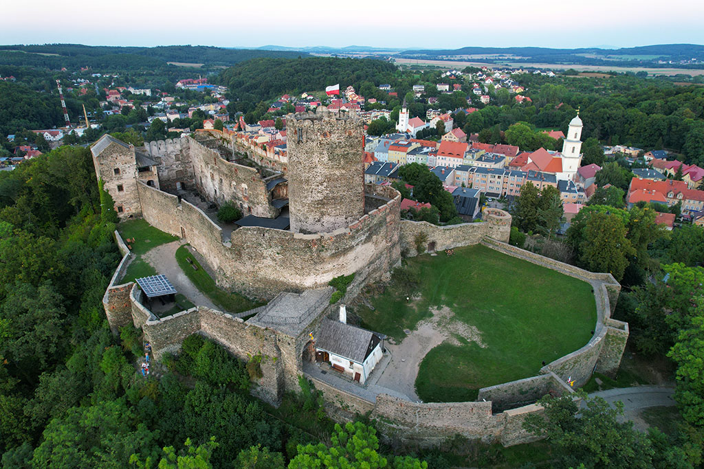 widok z lotu ptaka na zamek Bolków, na drugim planie miasto Bolków
