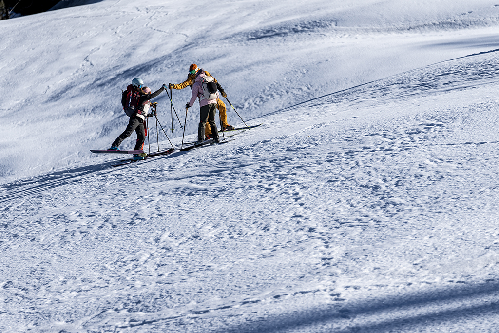 grupa kilku narciarzy stojących na stoku