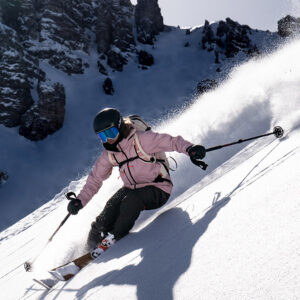 kobieta zjeżdżająca na nartach