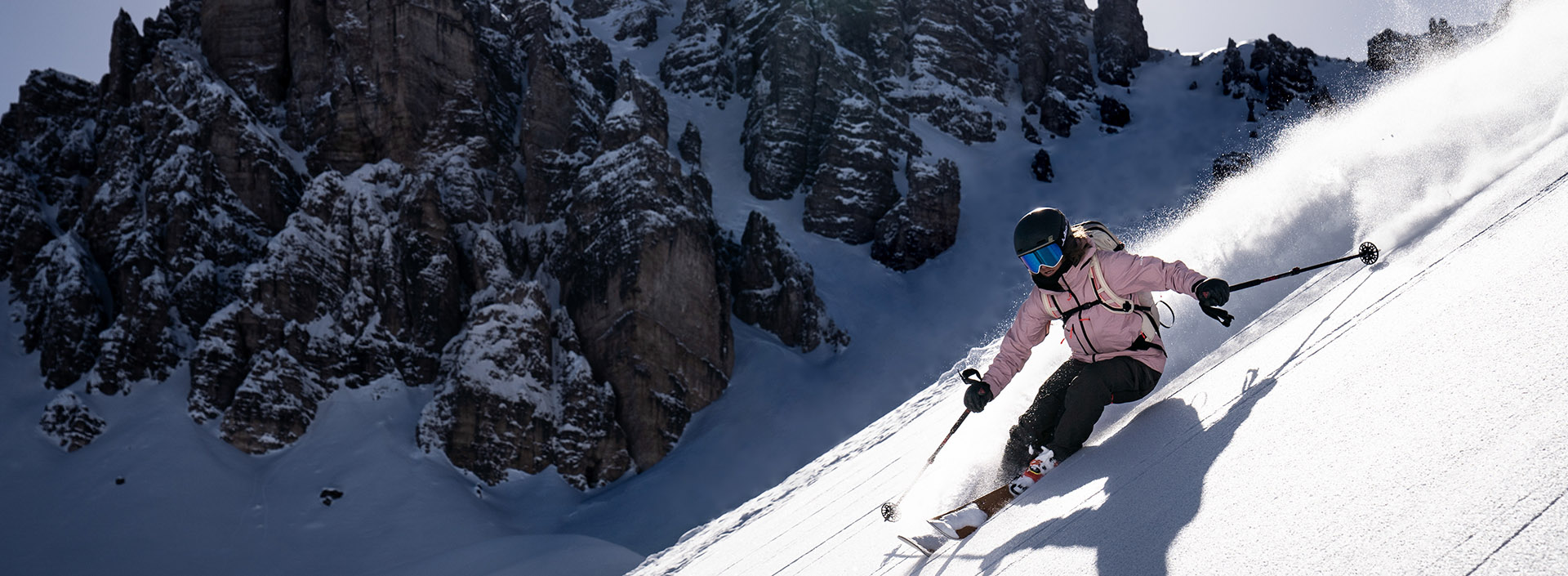 kobieta zjeżdżająca na nartach