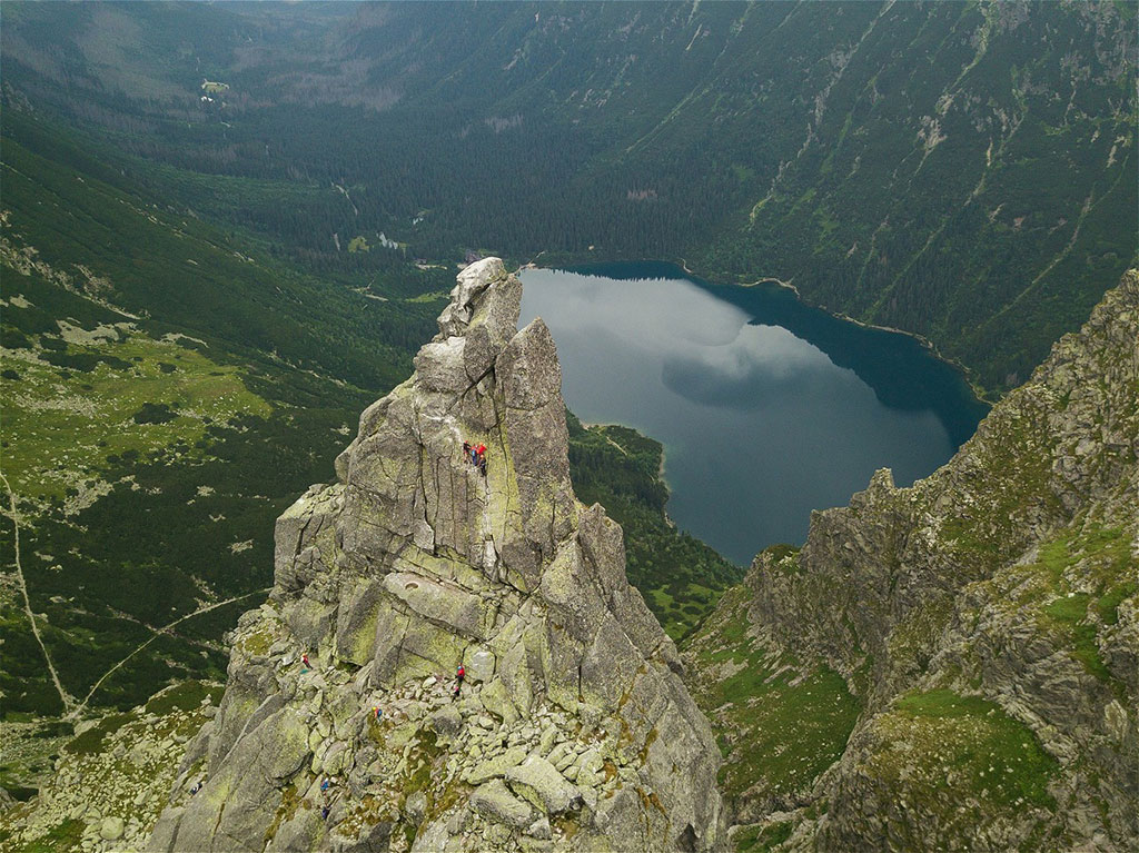 widok z lotu ptaka na wspinaczy na Mnichu, z tyłu Morskie Oko