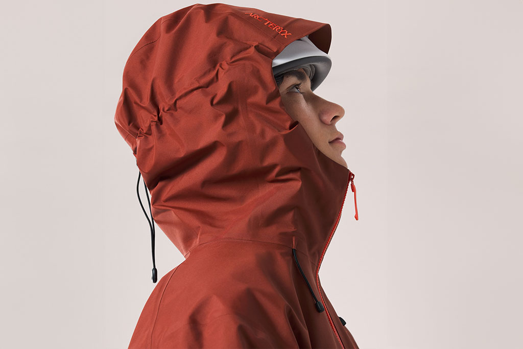 Kaptur StormHood - kompatybilny z kaskiem i pozwalający na łatwą regulację (fot. Arc'teryx)