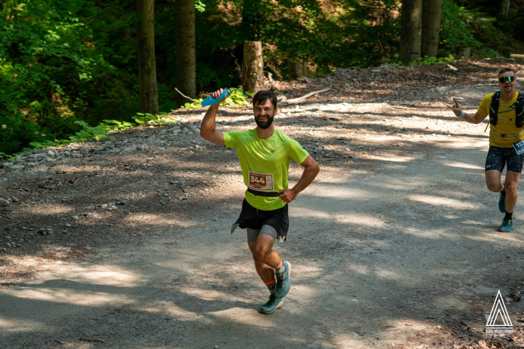 Bieg w wymagającym terenie Beskidu Sądeckiego podczas Biegu Wierchami. Trail running w naturalnym środowisku.