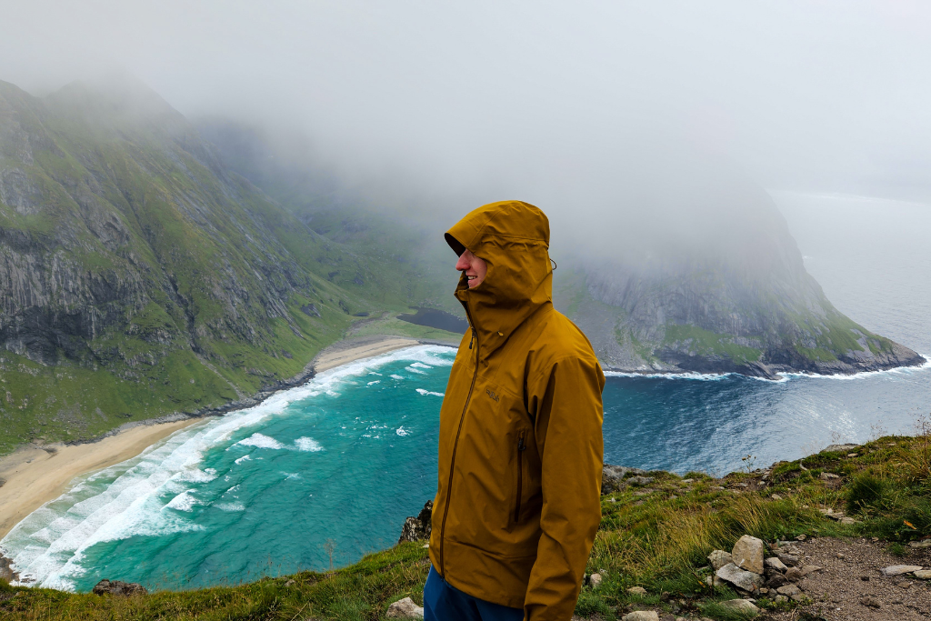 Outdoorowa klasyka w nowoczesnym wydaniu – prosty krój, praktyczne detale i skuteczna membrana GORE-TEX