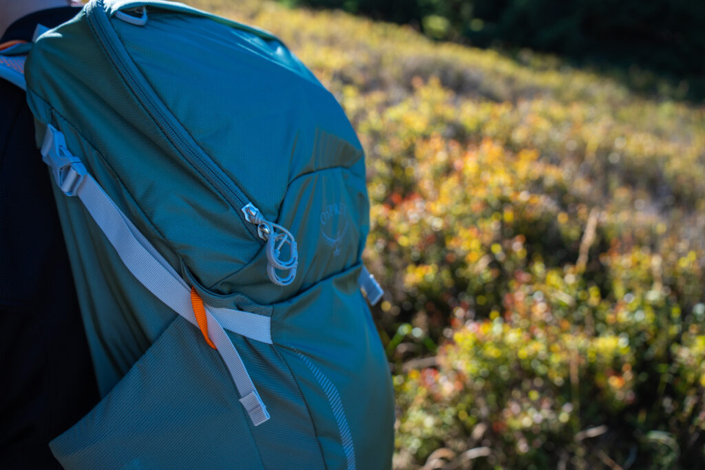 Lekki i stabilny plecak trekkingowy w naturalnym górskim otoczeniu