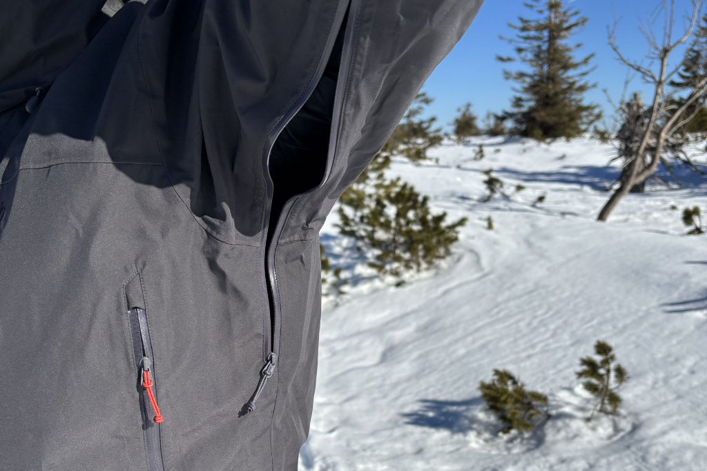 Wywietrzniki pod pachami i wodoodporne zamki YKK AquaGuard w modelu Namche GTX.