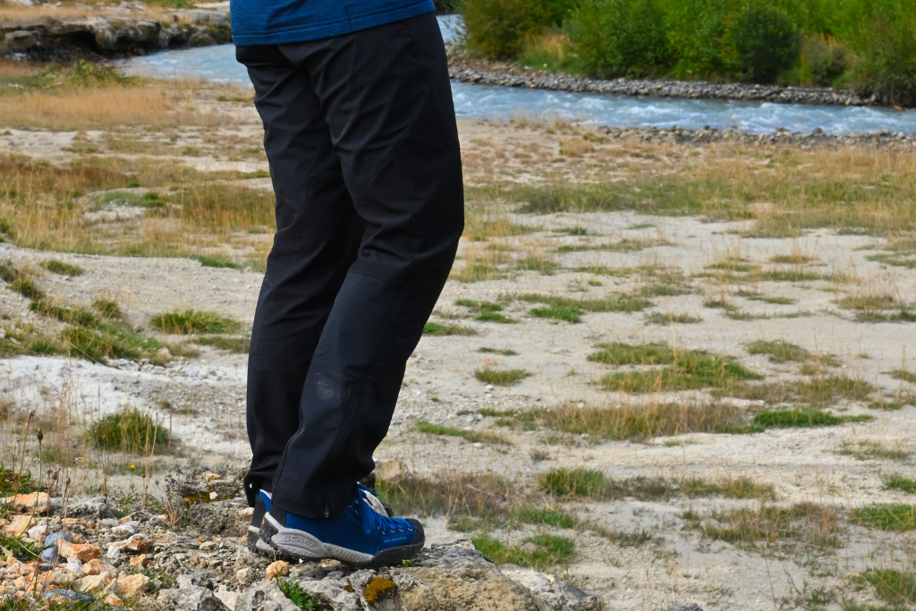 Spodnie w trybie „travel”: lekki softshell i neutralny wygląd.