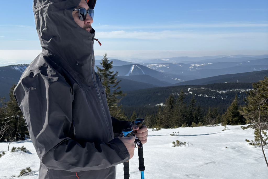 Krój i profilowane rękawy zapewniające swobodę ruchu w kurtce GORE-TEX.
