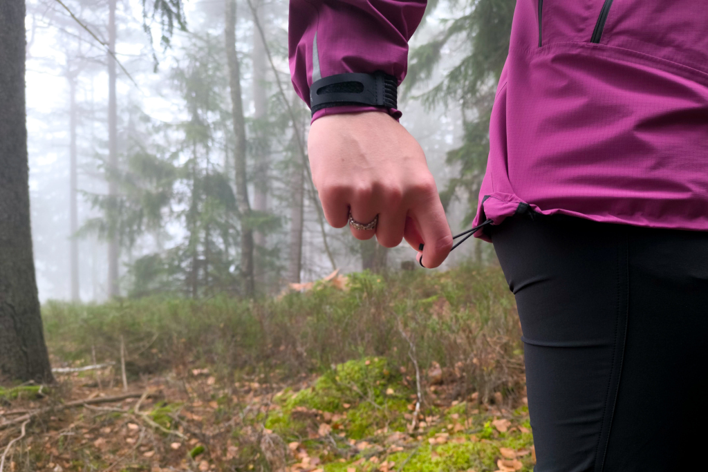 Dół kurtki Montura Magica GTX Pro Woman z regulowanym ściągaczem, który uszczelnia przed wiatrem i chłodną wilgocią.