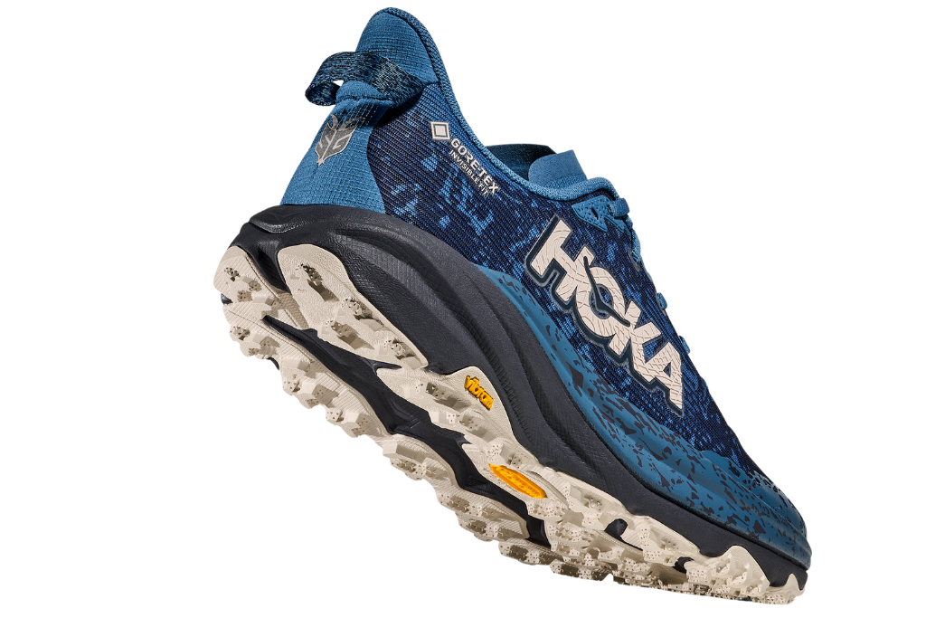 HOKA Speedgoat 6 GTX z technologią Active Foot Frame™ stabilizuje stopę i zwiększa bezpieczeństwo biegu w trudnym terenie.