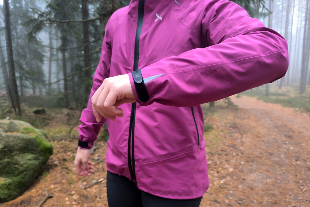 Montura Magica GTX Pro Woman w akcji przy wietrznej i mokrej pogodzie – techniczny krój nie krępuje ruchów.