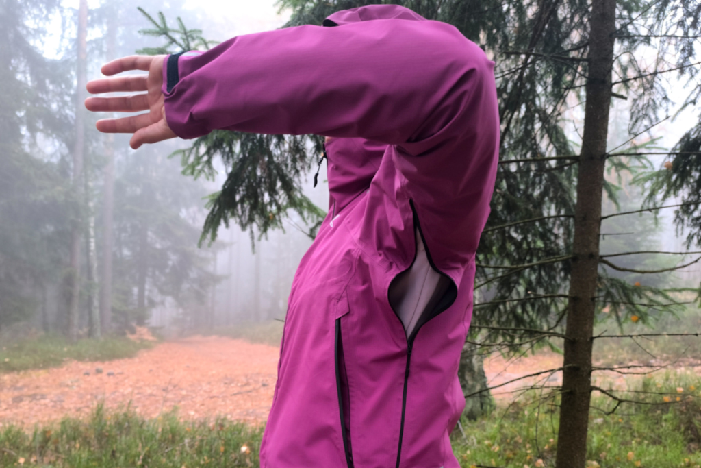 Wentylacja pod pachami w Montura Magica GTX Pro Woman, wspierająca odprowadzanie wilgoci podczas podejścia.