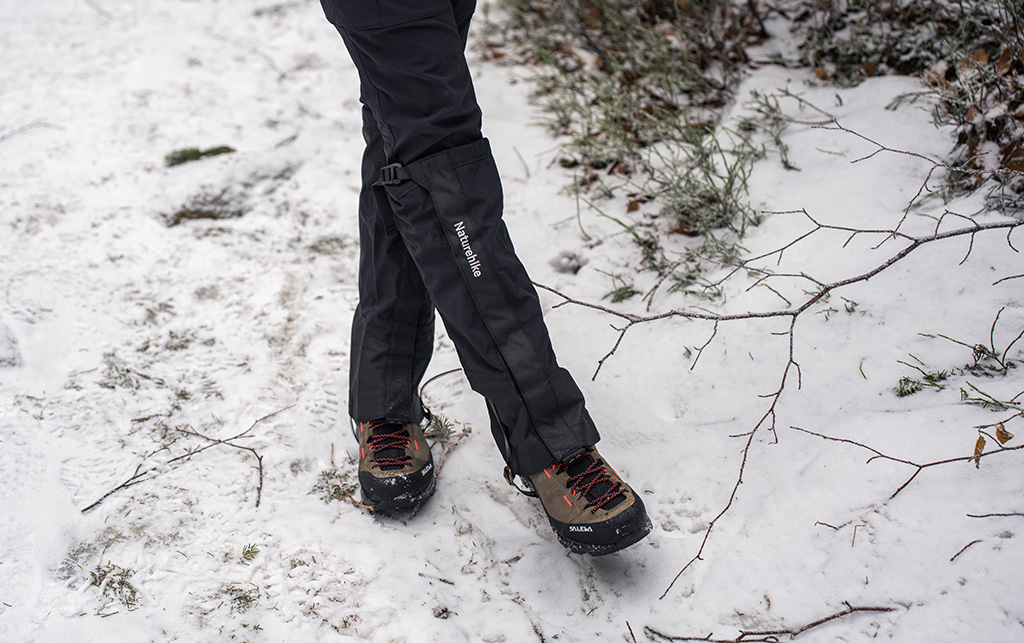 Stuptuty chroniące buty i nogawki przed śniegiem na szlaku