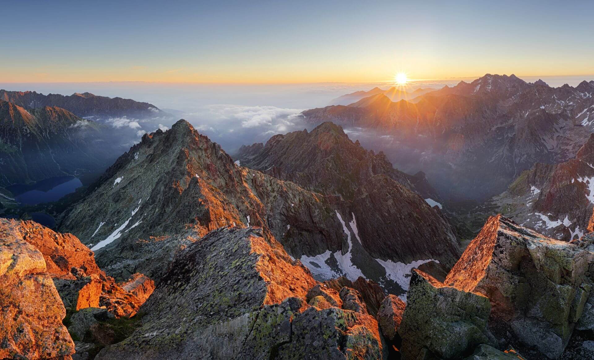 Panorama Tatr o wschodzie Słońca