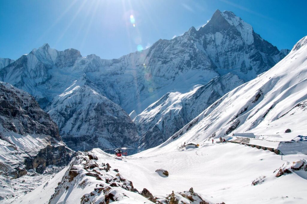 Widok na Machhapuchhare i helikopter w Annapurna Base Camp