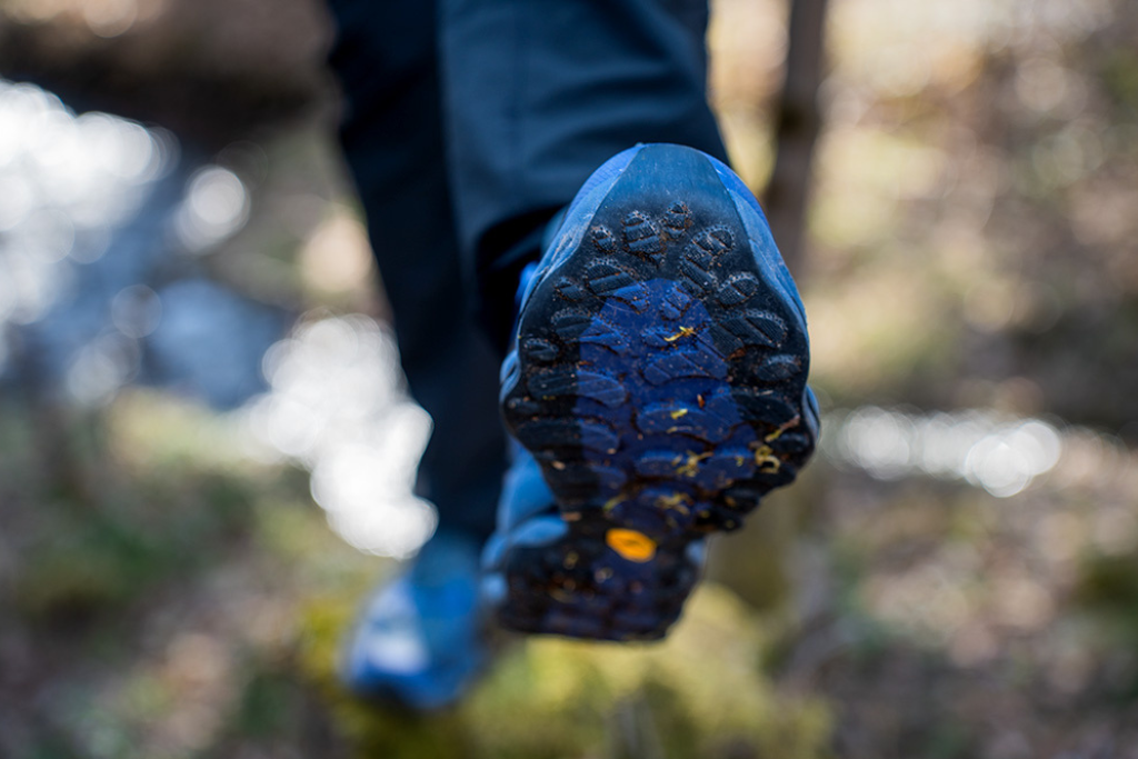 Podeszwa Vibram® Megagrip gwarantuje pewną przyczepność zarówno na suchym, jak i mokrym podłożu.