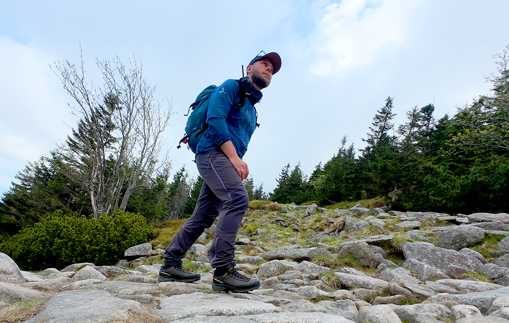 Buty trekkingowe La Sportiva TX 5 EVO GTX na kamienistej ścieżce.