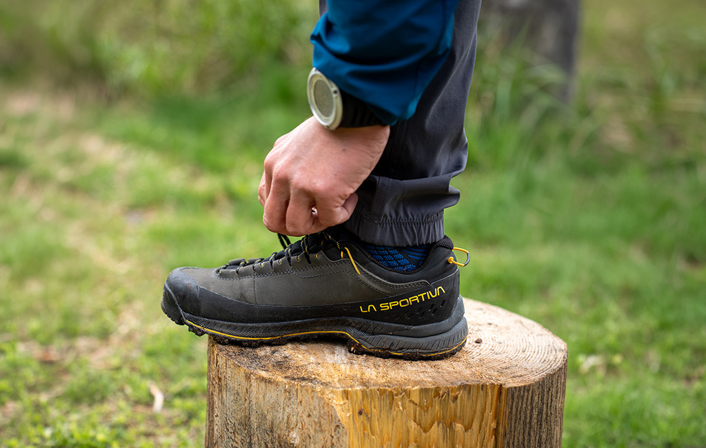 Detale cholewki i gumowego otoku w modelu La Sportiva TX 5 EVO GTX.