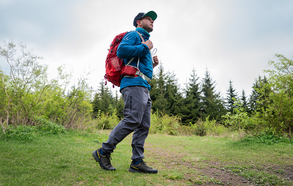 Niskie buty trekkingowe La Sportiva TX 5 EVO GTX w terenie.