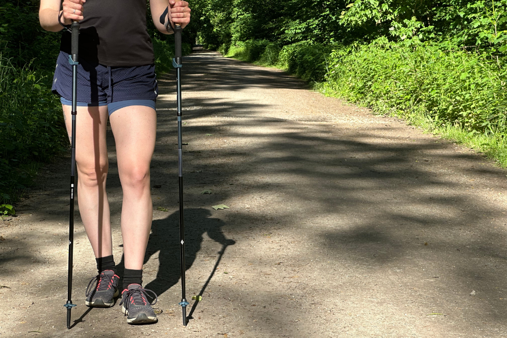 Black Diamond Trail Vista FLZ to kompaktowe kije trekkingowe stworzone z myślą o dynamicznym poruszaniu się w górach
