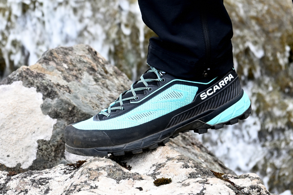 Scarpa Rapid LT Women na farerskim szlaku prowadzącym wzdłuż klifów.