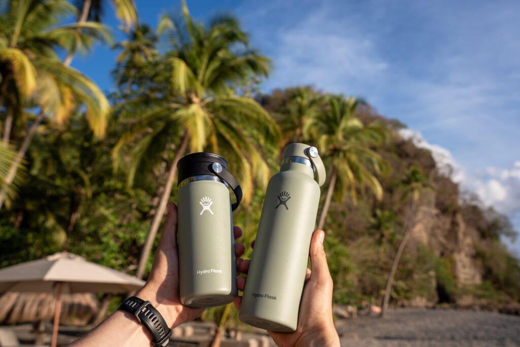 Hydro Flask na plaży Anse Mamin