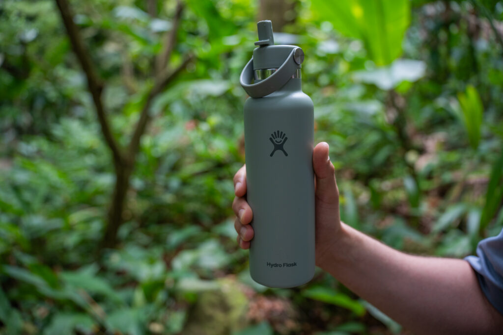Butelka Hydro Flask wśród bujnej roślinności ogrodu botanicznego na Saint Lucii.
