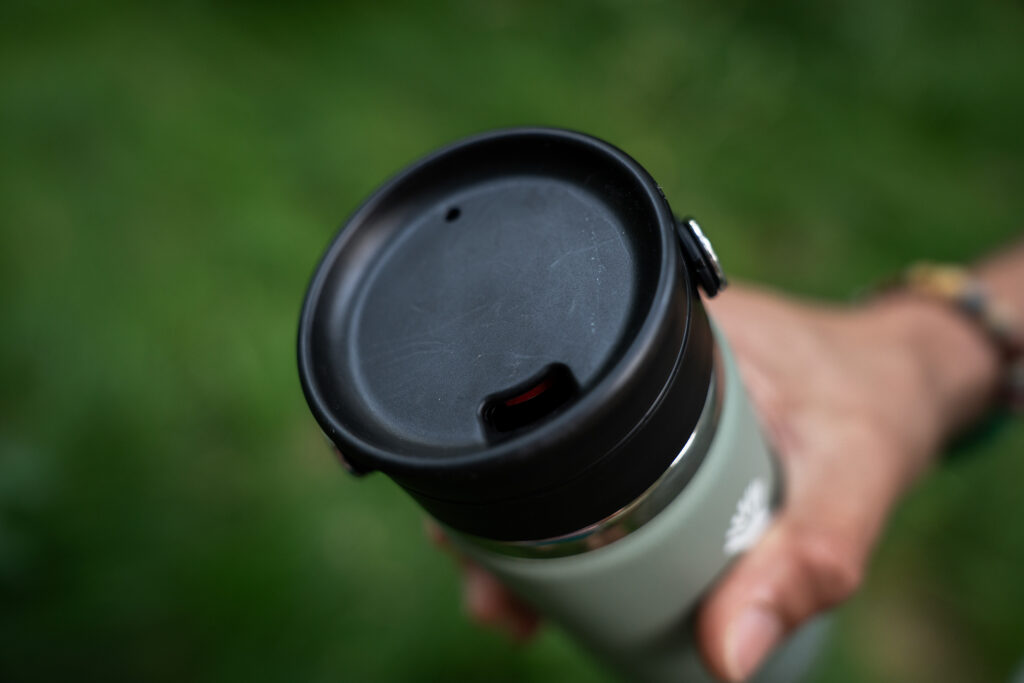 Ustnik w kubku Coffee Sip Lid można otworzyć jednym ruchem, dzięki czemu po kawę łatwo sięgnąć podczas spaceru, jazdy samochodem lub zwiedzania.