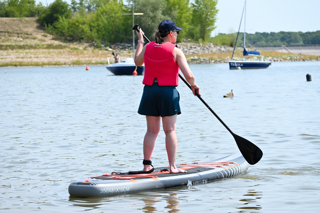 Test stabilności deski SUP Volven Bora 350 na wodzie.