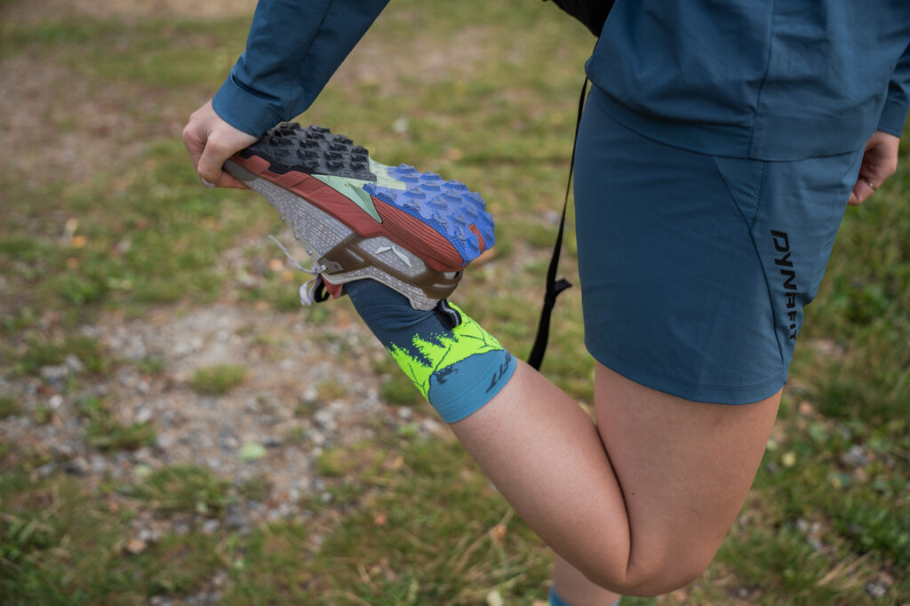 Dynafit Traverse Crew – lekkie skarpety z wentylowanymi strefami mesh i wsparciem stopy podczas intensywnego ruchu.