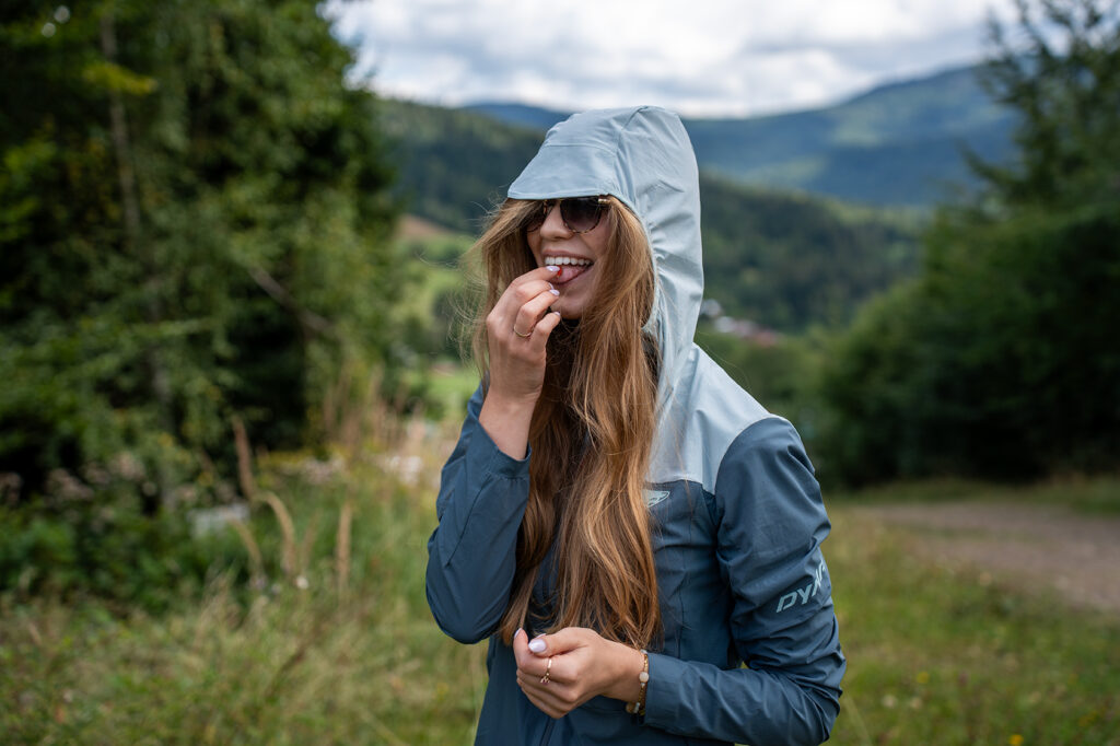 Kurtka Dynafit Traverse Dynastretch Women – lekki softshell na wiatr i zmienne warunki podczas aktywnych górskich wyjść.