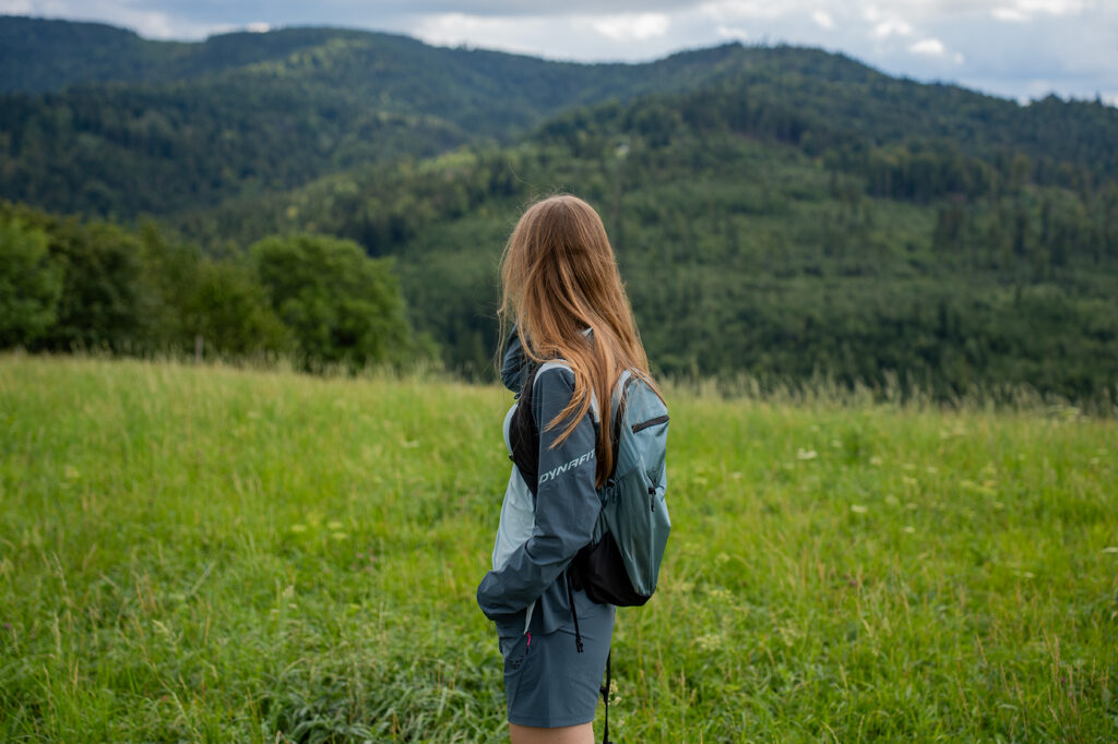 Dynafit Traverse na szlaku – damska odzież trekkingowa i lekki plecak podczas aktywnego górskiego wyjścia.